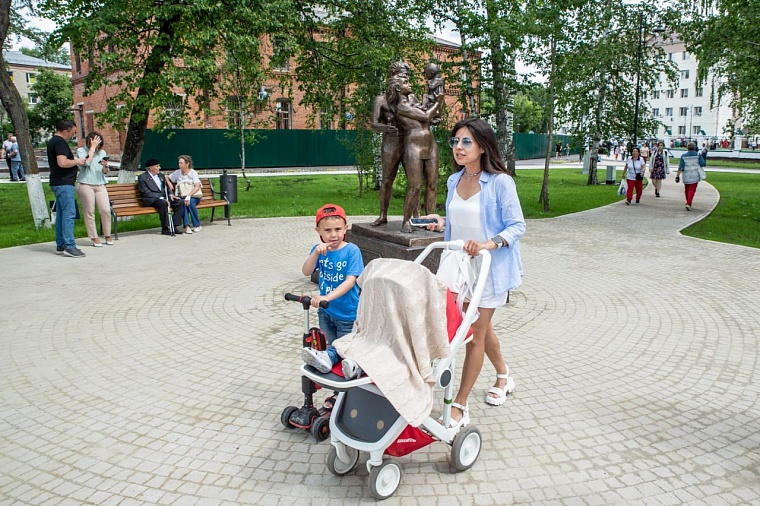 Губернатор Александр Моор посадил деревья в Аптекарском саду в Тобольске