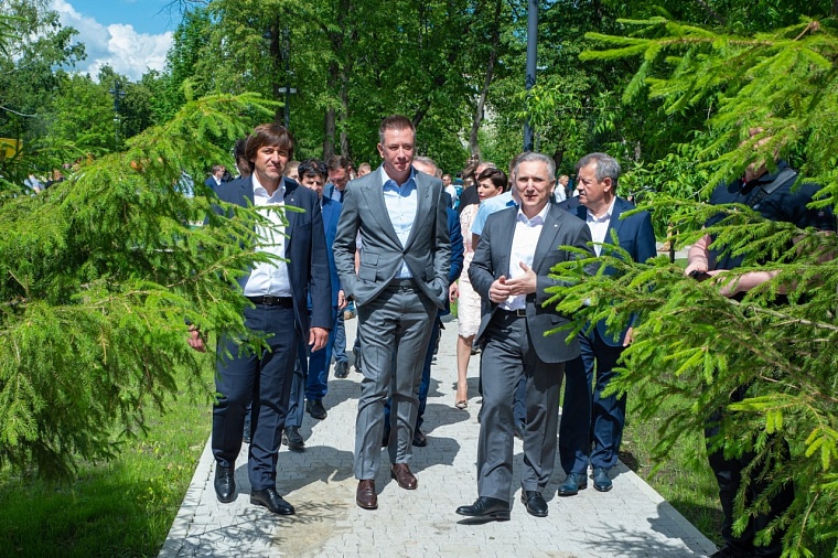 Губернатор Александр Моор посадил деревья в Аптекарском саду в Тобольске