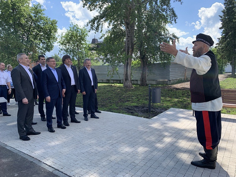 Губернатор Александр Моор посадил деревья в Аптекарском саду в Тобольске