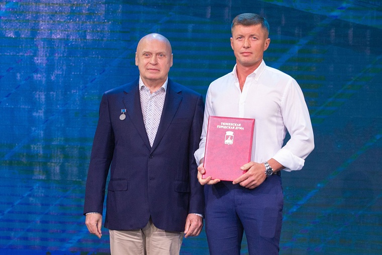 Евгений Заболотный оценил заслуги тюменских строителей