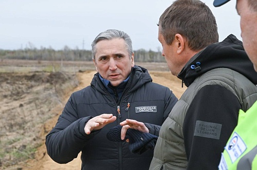 Александр Моор проверил дамбы в Ялуторовске, куда вслед за Упорово придет паводок