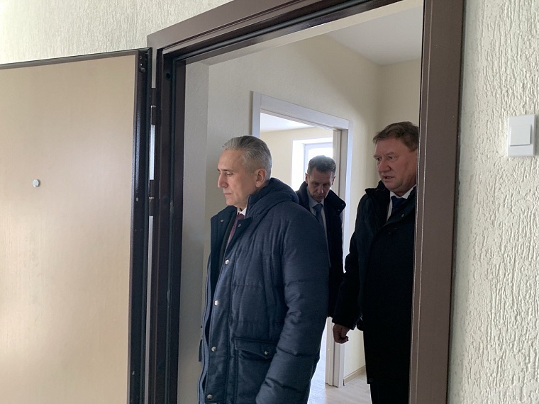 В Большом Сорокино Александр Моор осмотрел квартиры для участников СВО и посетил ремонтируемые соцобъекты