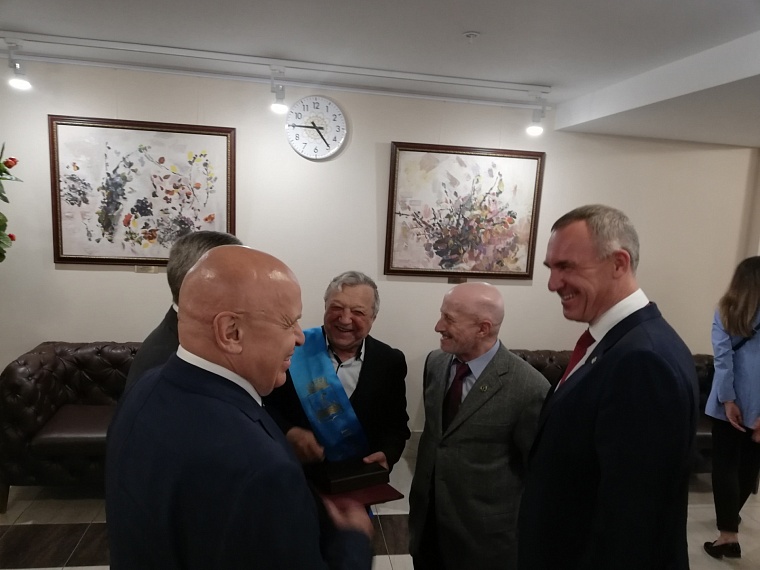 Евгений Колтун и Леонид Окунев получили знаки почётных граждан Тюмени