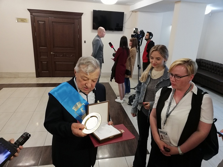 Евгений Колтун и Леонид Окунев получили знаки почётных граждан Тюмени