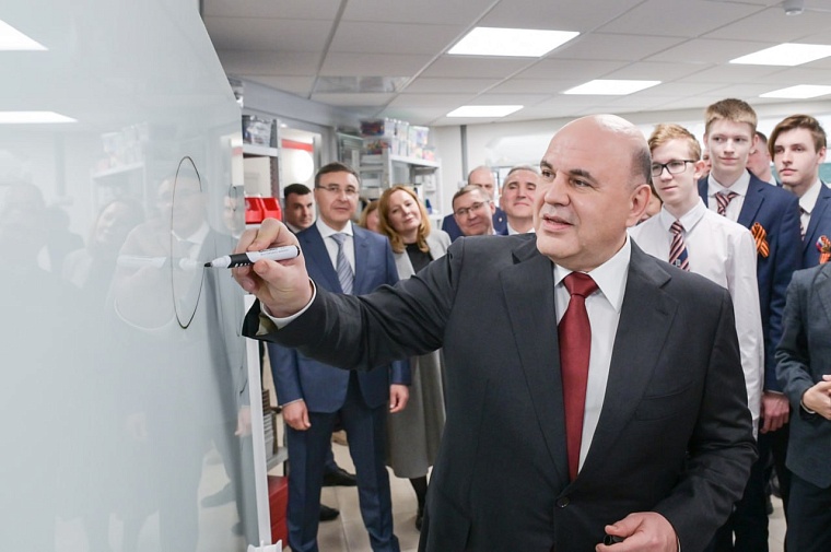 Михаил Мишустин высоко оценил условия обучения ребят в тюменской Физматшколе