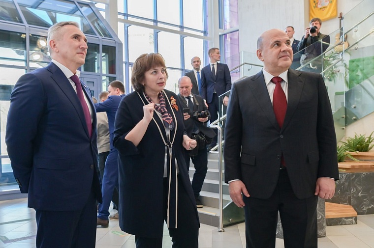 Михаил Мишустин высоко оценил условия обучения ребят в тюменской Физматшколе