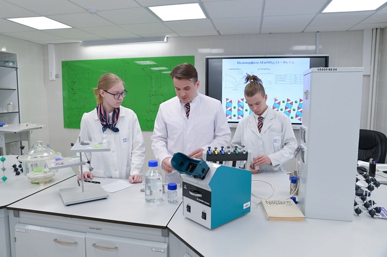 Михаил Мишустин высоко оценил условия обучения ребят в тюменской Физматшколе