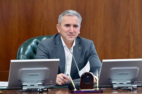 Александр Моор поддержал многодетные семьи Мавлюкаевых и Ивановых в решении их жилищных проблем