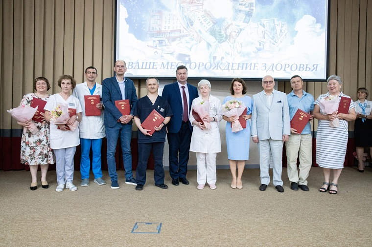 Евгений Заболотный вручил сотрудникам МСЧ «Нефтяник» Почетные грамоты и Благодарности городской думы