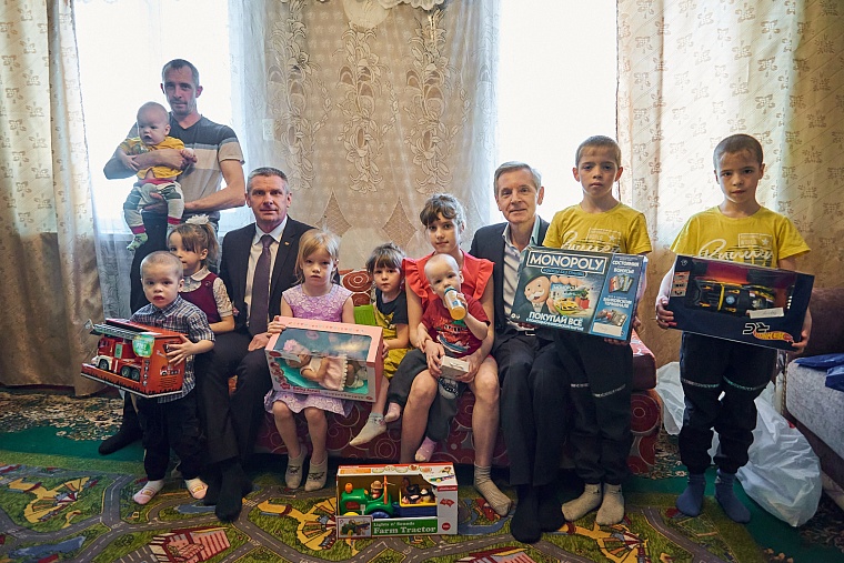 В Аромашевском районе многодетной семье помогают восстановить дом после пожара