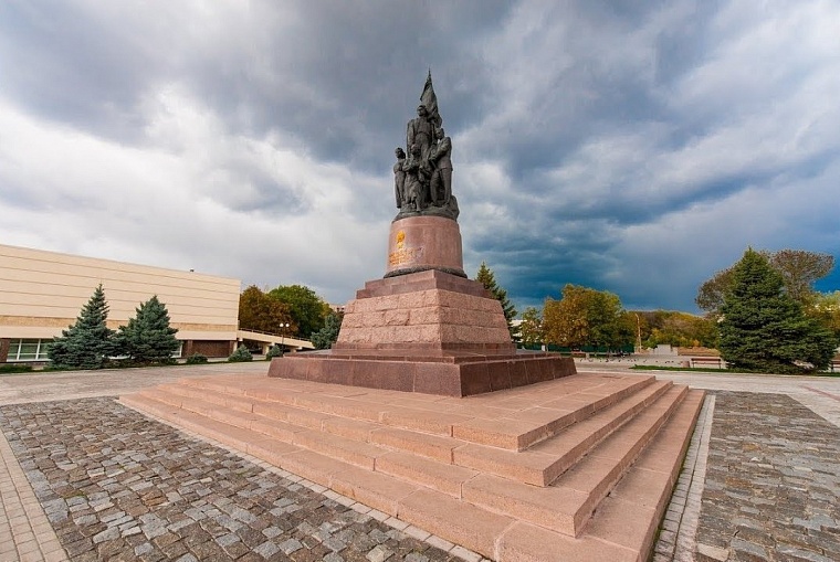 "Город непокоренных": Александр Моор поздравил краснодонцев с Днем образования города