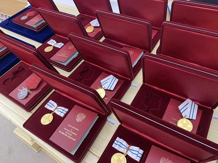 Губернатор Александр Моор вручил государственные награды тюменцам