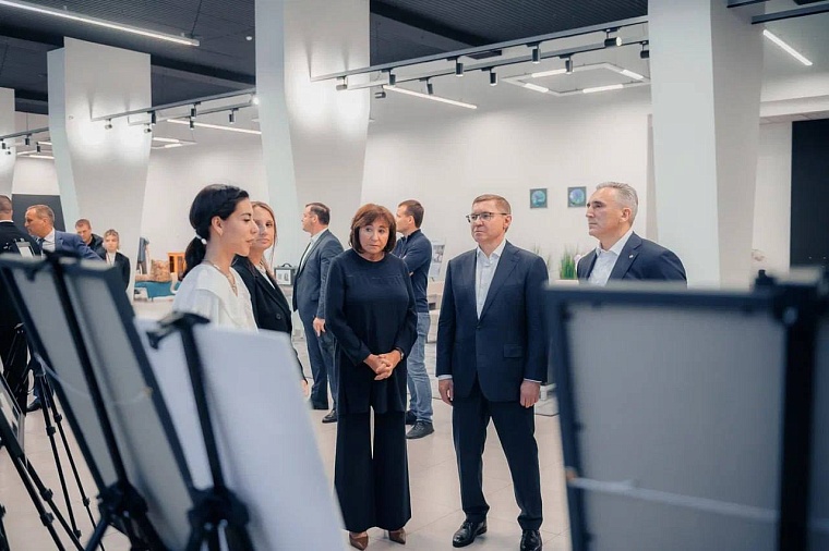 Владимир Якушев и Александр Моор посетили волонтерский центр Тюменского регионального отделения «Союза женщин России»