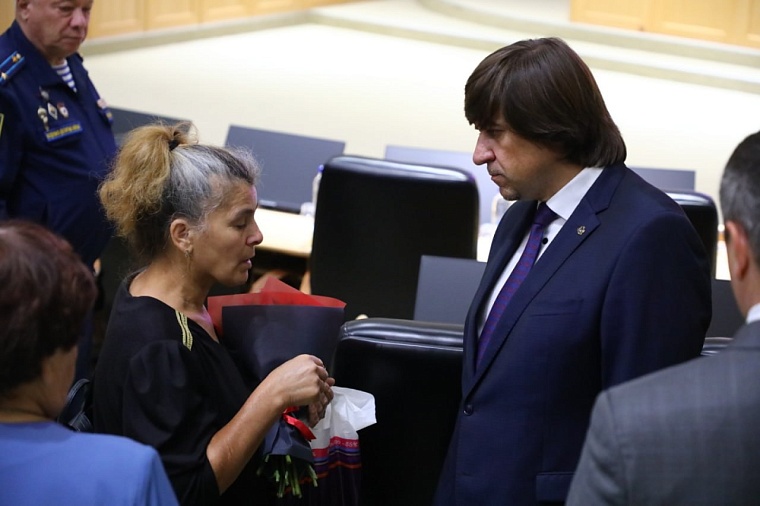 В администрации Тюмени родным погибших на СВО вручили ордена Мужества