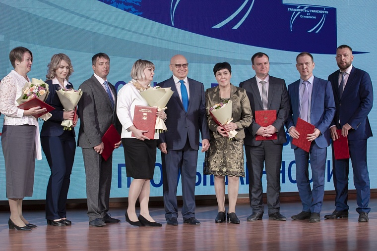 Депутаты Тюменской городской думы наградили сотрудников предприятия нефтяной промышленности