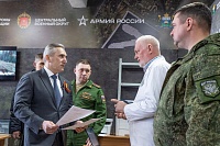 Александр Моор проверил, как работает пункт отбора на военную службу по контракту