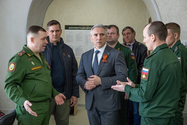 Александр Моор проверил, как работает пункт отбора на военную службу по контракту