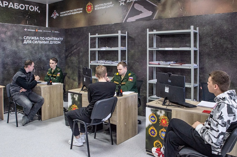 Александр Моор проверил, как работает пункт отбора на военную службу по контракту