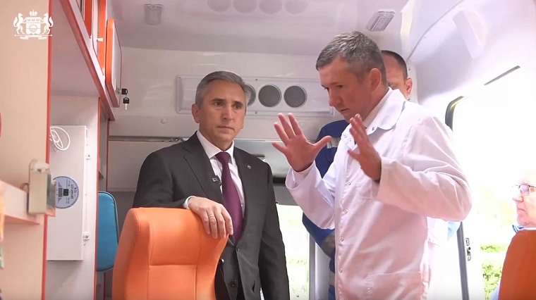 В Ишиме Александр Моор вручил медикам ключи от современного реанимобиля