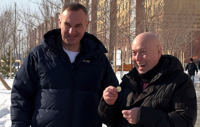 Народный артист Виктор Сухоруков прогулялся в тюменском сквере Равновесия
