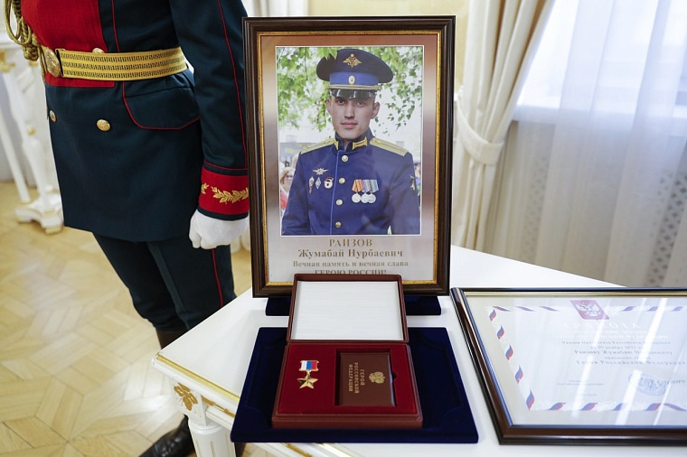 Губернатор Александр Моор вручил "Золотую Звезду" отцу погибшего Героя России