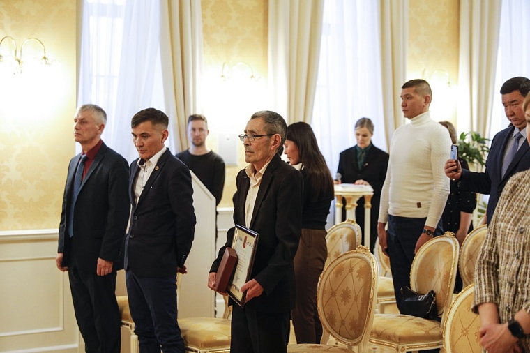 Губернатор Александр Моор вручил "Золотую Звезду" отцу погибшего Героя России