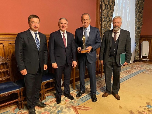 Александр Моор вручил Сергею Лаврову памятный сувенир