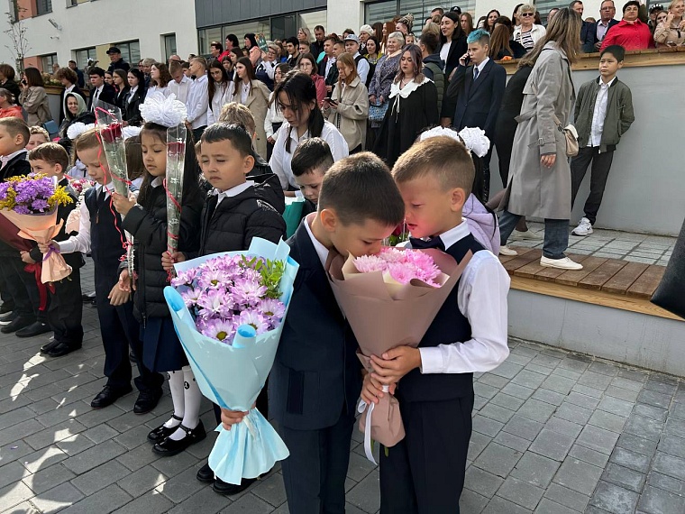 Александр Моор участвует в открытии школы № 95 в Плеханово