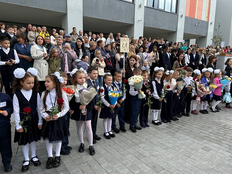 Александр Моор участвует в открытии школы № 95 в Плеханово