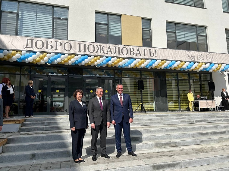 Александр Моор участвует в открытии школы № 95 в Плеханово