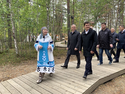 Губернатор Александр Моор загадал желание в этнографическом комплексе в Ноябрьске