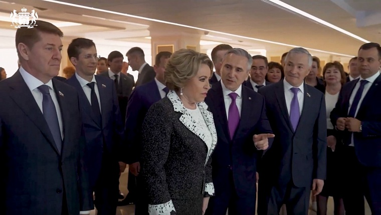 Валентина Матвиенко и Александр Моор открыли выставку «Земля больших людей»