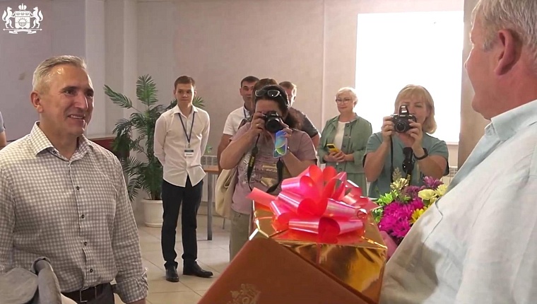 Александр Моор встретился с многодетной семьей, у которой в мае родилась тройня