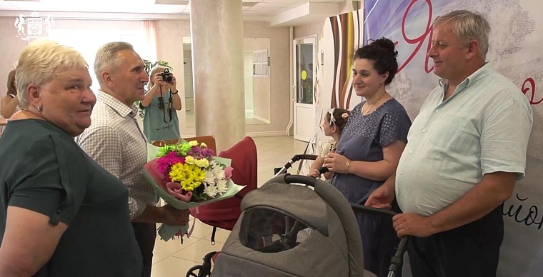 Александр Моор встретился с многодетной семьей, у которой в мае родилась тройня