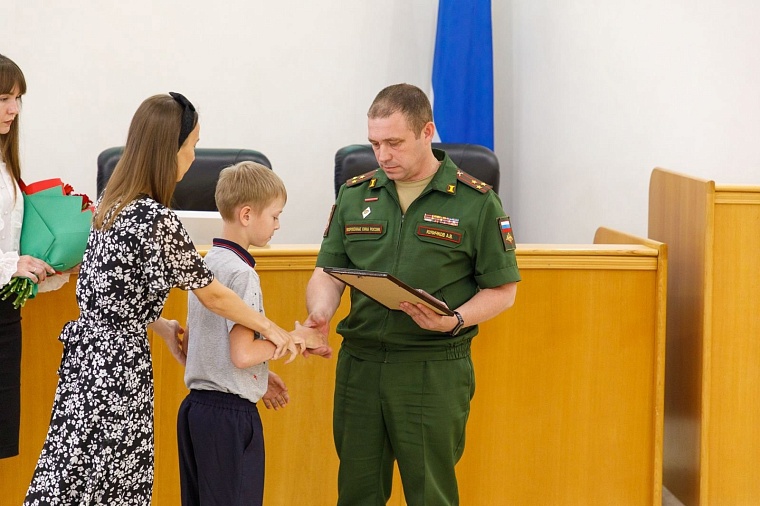 В Тюмени семьям военных, погибших на Украине, вручили награды
