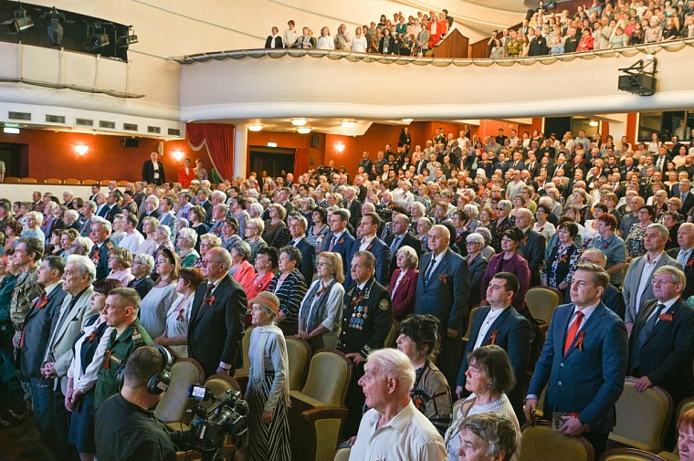 В канун Дня Победы Александр Моор наградил героев-тюменцев