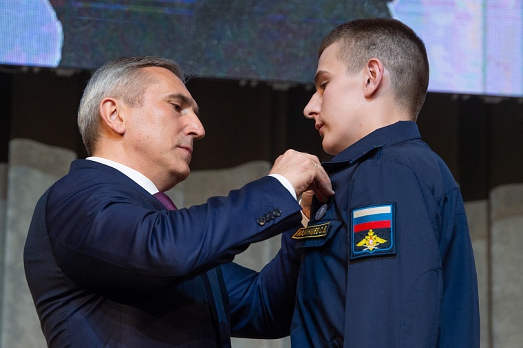 В канун Дня Победы Александр Моор наградил героев-тюменцев