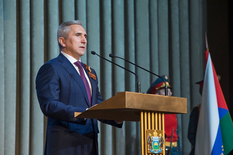 В канун Дня Победы Александр Моор наградил героев-тюменцев