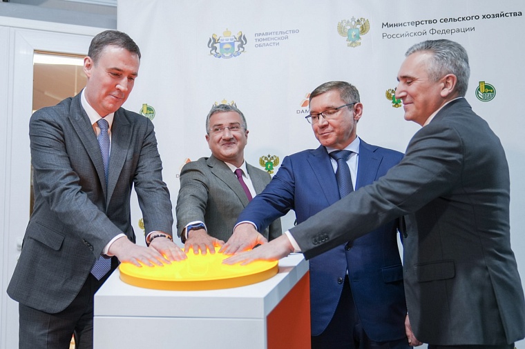 Александр Моор вручил благодарственное письмо председателю совета директоров "Дамате" Науму Бабаеву