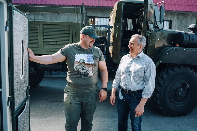 Александр Моор осмотрел уникальные модули и бронезащиту для автомобилей, созданные на тюменском заводе