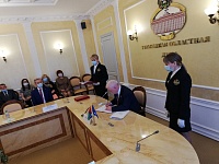 Сергей Корепанов подписал трёхсторонний договор по выборам депутатов Тюменской облдумы 7-го созыва
