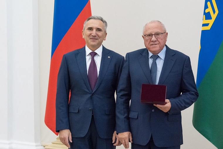 Губернатор Александр Моор вручил госнаграды трем авиаторам