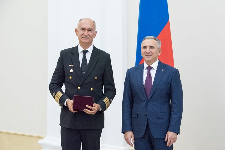 Губернатор Александр Моор вручил госнаграды трем авиаторам