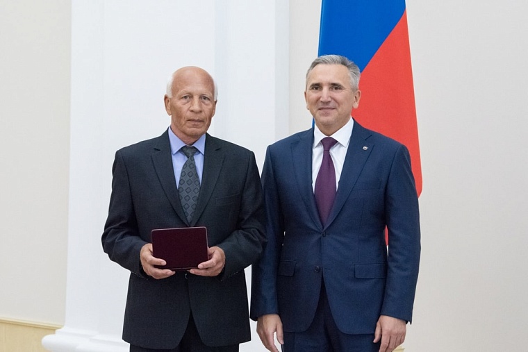 Губернатор Александр Моор вручил госнаграды трем авиаторам