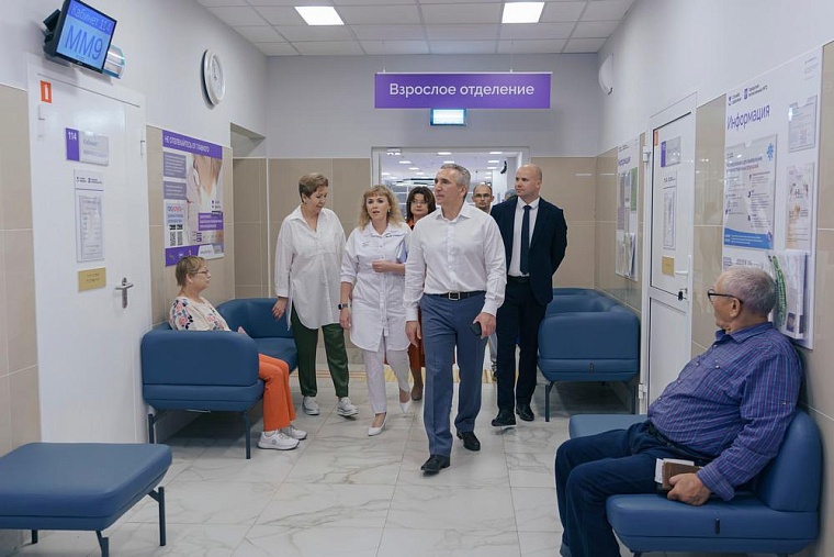 Александр Моор побывал в тюменских поликлиниках после капремонта