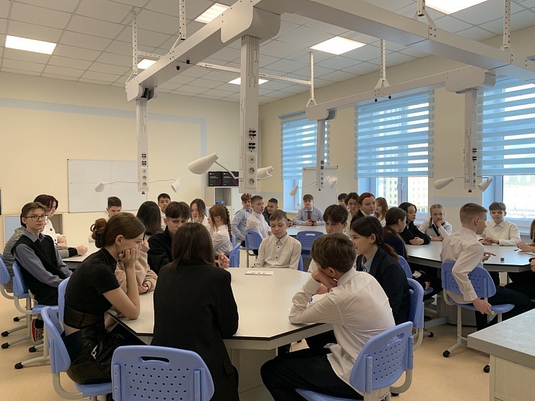 Александр Моор пожелал создать особую атмосферу в новой школе в Ново-Патрушево