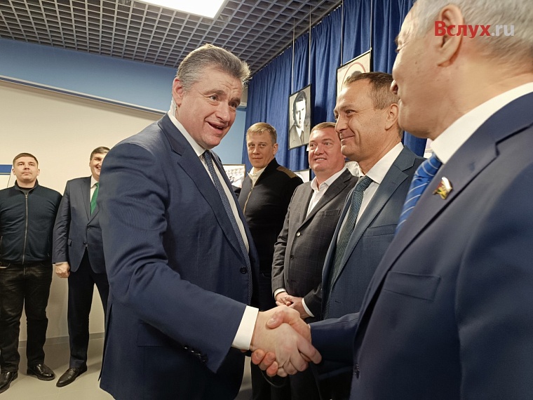 Лидер ЛДПР Леонид Слуцкий открыл в Тюмени выставку памяти Владимира Жириновского