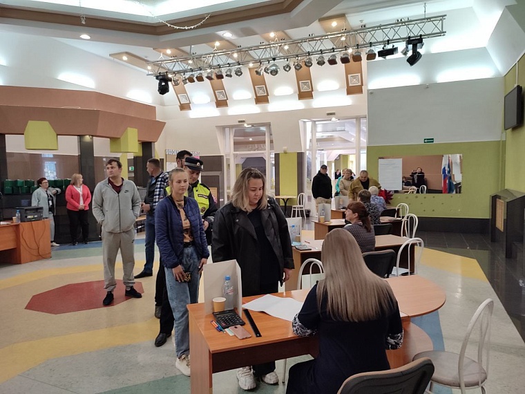 Жители районов Тюменской области пошли на избирательные участки с первых минут после открытия