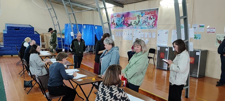 Жители районов Тюменской области пошли на избирательные участки с первых минут после открытия
