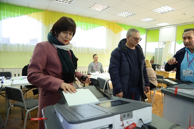 Тюменцы активно голосуют в рабочий день